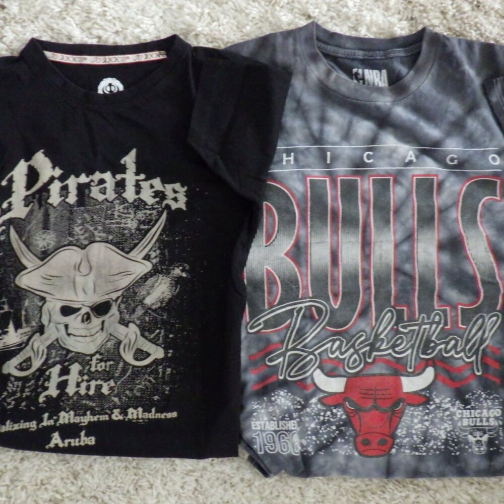 Boy's Youth T-Shirt Bundle Size Small NBA Chicago Bulls, Pirates Lot of 2